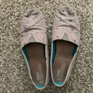 TOMS Apalgarta gray background with blue/purple/yellow atoms